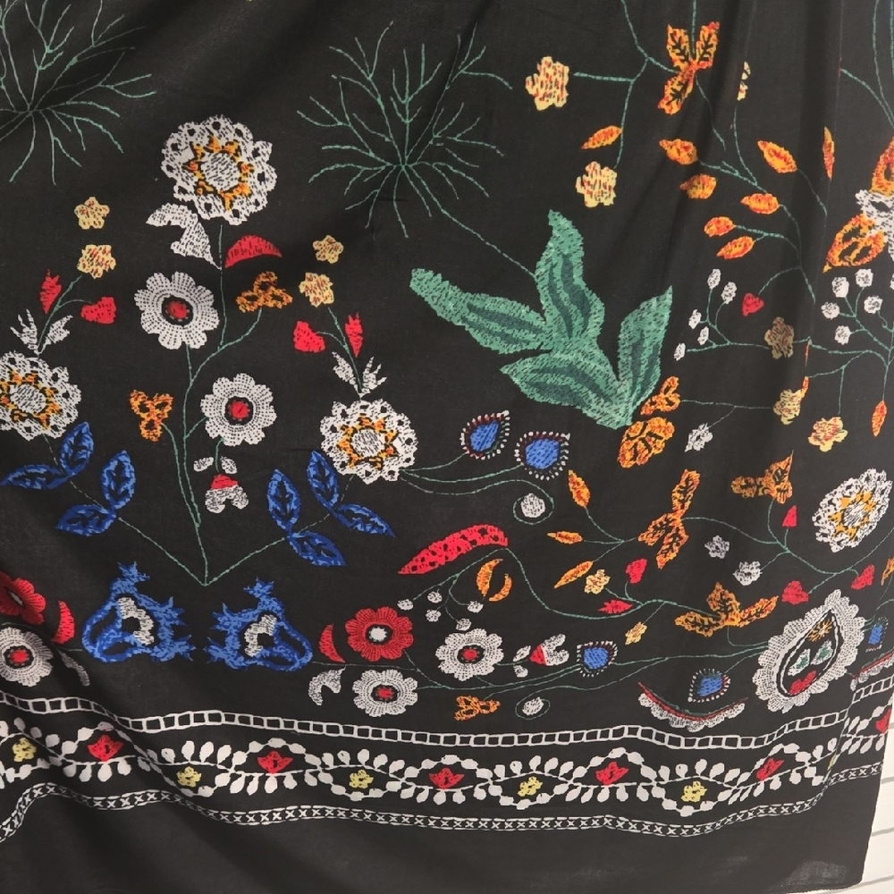 Chic Black Midi Dress with Floral Print - Picture 5 of 5